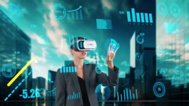 Kadın, gelecekteki küresel yenilik arayüzü VR 'nin el kaydırma grafik analizini kullanarak dinamik verileri arıyor dijital bilgi ağı teknolojisi sanal hologram animasyon inşa görüntüsü. Kısıtlanma.