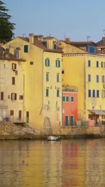 Hırvatistan 'ın Rovinj kenti - Hırvatistan' ın Istria yarımadasındaki eski Rovinj kasabasının panoramik manzarası. Rovinj, Hırvatistan 'ın popüler bir turizm beldesi, balıkçılık limanı ve kültür seyahati.