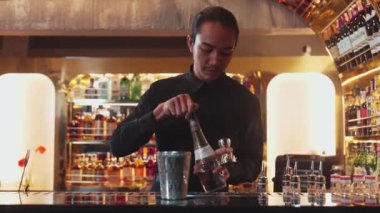 Asyalı barmenin karışık kokteyl likörünü likör karışımına katması, özel reklamı yaratıcı, canlandırıcı, bar lüksünde canlandırıcı bir vitrin haline getiriyor. Vinosity.