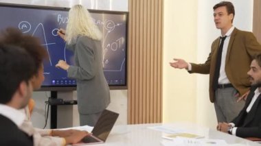 Çeşitli ofis çalışanları ve çalışanları mutlu ve heyecanlı hissediyorlar ve iyi takım çalışması ve olumlu tutumları nedeniyle kutlama yapıyorlar. Süslü işyerlerindeki iş başarısına katkıda bulunuyorlar.
