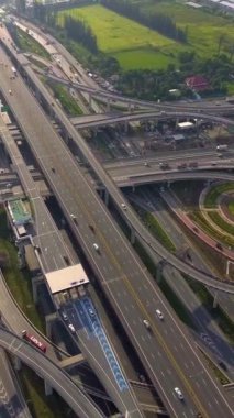 İHA ile alınan yoğun şehir trafiği ile karayolu kavşağının hava görüntüsü. Şehir otoyolu Bangkok 'un doğusundaki çevre yolunda, ulaşım ağında alındı..