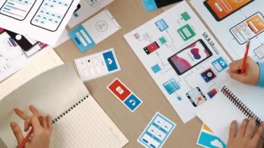 Mobil uygulama ya da web sitesi için kullanıcı arayüzü prototipi planlayan şirket çalışanlarının en iyi görünüm videosu. UX UI tasarımcı beyin fırtınası kullanıcı dostu arayüz planı. Sinerjik