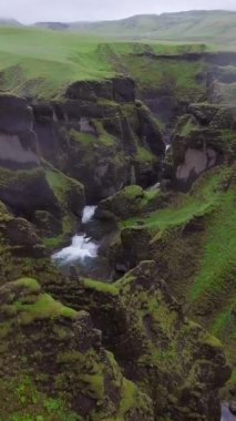 İzlanda 'daki eşsiz Fjadrargljufur manzarası. En iyi turizm beldesi. Fjadrargljufur Kanyonu 100 metre derinliğinde ve yaklaşık 2 kilometre uzunluğunda İzlanda 'nın güneydoğusunda yer alan büyük bir kanyondur..