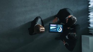 Zeki yöneticinin çeşitli takımlarla el sıkışması ve tabletteki finansal verileri analiz etmesi. Liderin gruba katılması, anlaşma yapması ve pazarlama stratejisini paylaşması zaman aşımına uğradı. Müdürlük.