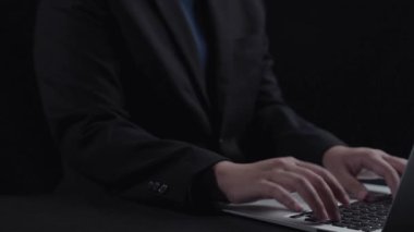 İş adamı değerli ERP sistemlerini koz olarak kullanıyor, değeri ve operasyonel verimliliği maksimuma çıkarıyor. En uygun değer ve performans için kaynakları ve değerli süreçleri en üst düzeye çıkarmaya odaklanmış. Kullanıcı Kimliği