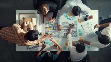 Proje yöneticisi ya da inşaat mühendisinin planlama ve planlama binasında yazışmalarının üst düzey görüntüsü. Toplantı masasında birlikte çalışan mimarın belgeyle birlikte havadan görünüşü. Hizalama.