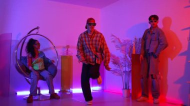 Neşeli beyaz dansçı, gündelik kıyafetleriyle dans ediyor ve arkadaşına tezahürat yapıyor. Kafkasyalı bir adam ve İspanyol bir hippi sokak dansı yaparken bir yandan da mutlu bir takıma bakıyorlar. Mutluluk.