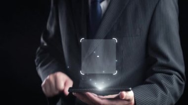 İş adamı e-posta kutusunu kontrol ediyor, daha iyi verimlilik için mesajları düzenliyor ve önceliklerini belirliyor. Etkili iletişim için akıllı e-posta teknikleri öğren. Kullanıcı Kimliği