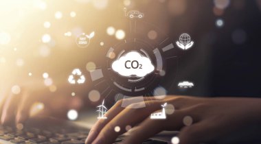 İş adamı CO2 emisyonlarını azaltmak için girişimlerde bulunuyor ve net sıfır hedefliyor. Daha yeşil bir gezegenin karbondioksitini azaltarak sürdürülebilirliğe olan bağlılığını gösteriyor. EIDE