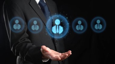 İş adamı ağ kurar, değerli bağlantılar kurar. Profesyonel ağı ve fırsatları genişletmek için etkili insanlar ağ stratejileri geliştiriyor.