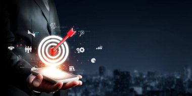 İş adamı müşteri hedef gruplarını belirlemek için verileri analiz eder, pazarlama stratejilerini rafine eder. Her hedef grubun özel ihtiyaçlarını karşılamak için iletiler gönderiliyor. EIDE