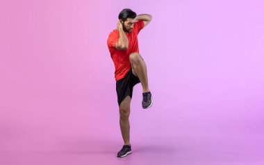 Vücut uzunluğunun tamamı atletik ve sportif genç bir adam tarafından izole edilmiş arka planda egzersiz öncesi duruş için ısınma ve esneme hareketleri ile çekilir. Sağlıklı aktif ve vücut bakımı yaşam tarzı.