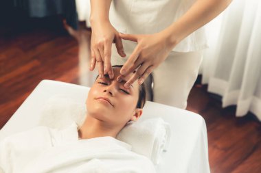 Kafkasyalı kadın stres önleyici kafa masajından ve lüks tatil beldesi ya da otel spa salonundaki modern ışık ortamında yüz güzelliği eğlencelerini şımartmaktan hoşlanıyor. Sessiz.