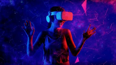 Heyecanlı gülümseyen Asyalı kadın VR metaevrenine bakıp mavi neon dijital evreni işaret ederek yıldızlı zodyak sanal uzay fantastik keşif nebulası meta-dünya. Halüsinasyon.