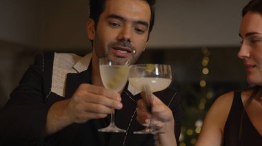 Akıllı bir çift, martiniyle kadeh kaldırıyor zeytinli martini ve margaritanın tadını çıkartıyor keyifli sohbetler ederek keyifli sohbetler ediyor gece kulübünde özel bir şeyler içiyoruz. Vinosity.