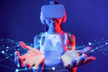 İş adamı, sürdürülebilir büyümeyi destekleyen yeşil stratejiler uyguluyor. Daha sağlıklı bir gezegen için sürdürülebilir, yeşil yeniliklerle işletmelerin nasıl yol açtığını keşfedin. FaaS