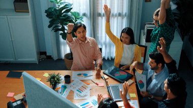 Satışların artmasını kutlamak için el ele tutuşurken çeşitli iş gruplarının plan hakkındaki görüşleri. Pazarlama ekibinin el ele tutuşup el çırpmasını sağlayın. Cemaat.