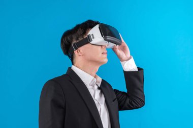 Sanal gerçeklikteki yenilik teknolojisi reklamlarını analiz ederek iş dünyası raporuna tam anlamıyla bağlanan gülümseyen Asyalı işadamı. Entrika.