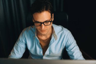 Dinamik veritabanı pazarlama analizi ile PC ekranındaki iş paragrafını araştıran stresli finansal analistin gece vakti modern ev ofisinde aylık rapor hazırlamasını düşünüyorum. Bireysel.