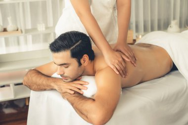 Kafkas erkek müşteri stres önleyici spa masajının keyfini çıkarıyor ve lüks otel veya oteldeki gündüz açık hava ortamında güzellik derisi eğlencesi ile şımartıyor. Sessiz.