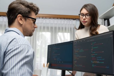 Takım becerisi geliştiricileri programı en yeni kodlama yaratıcı web sitesi planlama yazılım projesini iki bilgisayar ekranında düşünerek, ofiste tam yığın veri analizi ile karşılaştırıldığında. Varsayım.