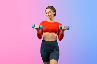 Vücut geliştirme egzersizi olarak izole edilmiş arka planda duran vücut geliştirme egzersizi olarak ağırlık kaldırmak için halterli atletik ve sportif bir kadın. Sağlıklı aktif ve vücut bakımı yaşam tarzı