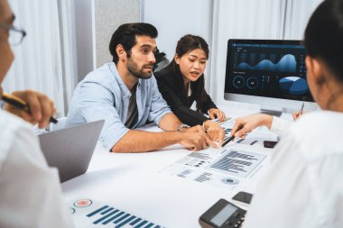 Analist ekibi toplantı odasındaki mali verileri analiz etmek için BI Fintech 'i kullanıyor. İş adamları iş görüşü ve stratejik pazarlama planlaması için BI 'ın torpido gözünü inceliyor. Tedbirli