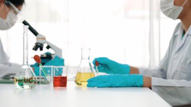 Laboratuvar araştırmacısı kimya teknolojisini kullanarak yeni ilaç ya da tedavi geliştirir. Laboratuvar mikrobiyoloji ekipmanları ile bilimsel uzmanlık ile sağlık hizmetlerinin teknolojik gelişimi. Ağır çekim. Katı.