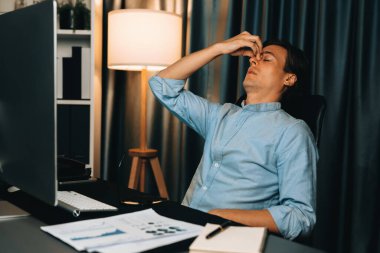 Dinamik veritabanı pazarlama analizi ile PC ekranındaki iş paragrafını araştıran stresli finansal analistin gece vakti modern ev ofisinde aylık rapor hazırlamasını düşünüyorum. Bireysel.