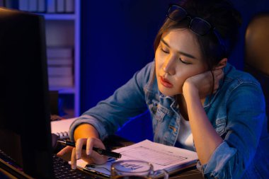 Bitkin düşmüş, genç, güzel Asyalı yaratıcı hisler, bilgisayardan e-posta beklemek için bekliyor. Projenin yaratıcısı sosyal medyanın veri tablosunu gece vakti neon ofiste karşılaştırıyoruz. Taktik.