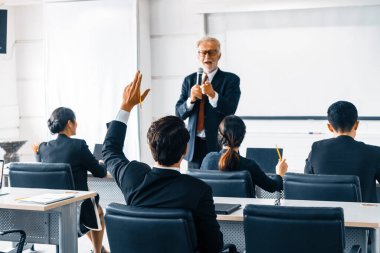 Kıdemli lider eğitim atölyesinde veya konferansta halk dinleyicilerine hitap eder. Olgun konuşmacı, sempozyum organizasyonunun CEO 'su. Uluslararası iş semineri konsepti. uds