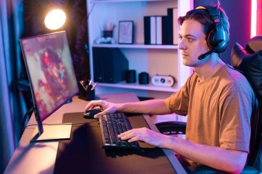 Sunucu kanalı bilgisayar ekranında muptiplayer 'larla Moba' yı oynayan ya da savaş alanında yalnız olan akıllı oyun flaması odaklı. Esport neon dijital ışık odasından canlı yayın yapıyor. Bireysel.