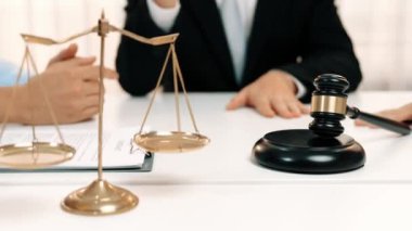 Avukat, hukuk bürosunda pazarlık yoluyla iş anlaşmazlığını çözmek için iki taraf arasında uzlaşma teklif ediyor. Yasal arabuluculuk ve çatışma çözme servisi. Ağır çekim. Katı.