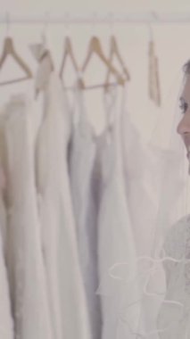 Gelinlik giymiş mutlu gelin ve damat düğün törenine hazırlanıyor. Kadın ve erkeğin romantik aşkı..