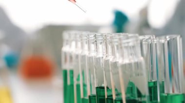 Laboratuvar araştırmacısı yeni bir ilaç geliştirir ya da tedavi eder. Laboratuvar tüpünde renkli kimyasal sıvı kullanır. Bilimsel veya kimya uzmanlığı ve laboratuvar ekipmanları ile sağlık hizmetlerinin teknolojik gelişimi. Katı.