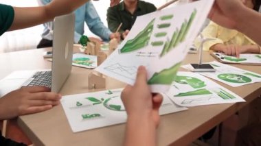 Karbon kullanımını azaltmak için yel değirmeni, ev ve ağaç modellerini kullanarak yeşil enerjiyle karışık masadaki eko ev projesini harika bir şekilde tartıştık. Eline odaklan. Tanımlama.