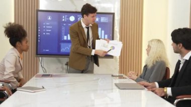 Ofisteki sunum ya da analist ekibiyle süs toplantı odasında mali verileri analiz etmek için BI Fintech 'i kullanın. İş adamları stratejik planlama için TV ekranında BI gösterge panelini analiz ediyor