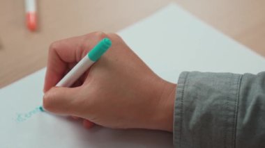 Yavaş çekim kapanış çalışanı stratejik pazarlama planı yapıyor ve toplantı odasındaki ofis masasına renkli yapışkan notlarla zihin haritası yapıyor. Değiştirilmiş