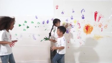 Beyaz arka planda renkli ellerle oynayan ve koşan oyuncu çocuklar. Komik, mutlu, çok kültürlü öğrenciler sanat dersine katılmayı severler. Yaratıcı aktivite konsepti. Etkinlik.