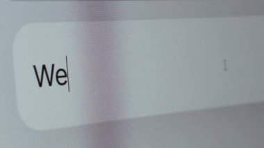 Arama çubuğunda Wealth yazan kullanıcı. Para kazanmak için yatırım metodu, başarılı ve lüks bir hayat için iş hakkında veri istemek için anahtar kelime. Çevrimiçi arama teknolojisi kavramı. Webography.