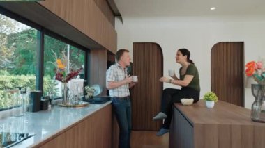 Sevimli yaşlı çift, ellerinde kahve fincanı tutarken mutlu bir şekilde güzel olaylardan ya da mutfaktaki haberlerden bahsediyorlar. Neşeli büyükbaba ve büyükannenin mutlu bir ilişkileri ve aileleri var. Uyumsuzluk.