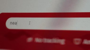 Kullanıcı arama barında seyahat etmeyi düşünüyor. Tatil gezisi için turistik bir yer ya da turizm turizmi için seyahat acentesinden bir rehber arıyor. Çevrimiçi arama teknolojisi kavramı. Webography.