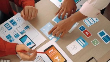 Mobil uygulama ya da web sitesi için kullanıcı arayüzü prototipi planlayan şirket çalışanlarının panorama videosu. UX UI tasarım beyin fırtınası kullanıcı dostu arayüz planı tasarlıyor. Sinerjik