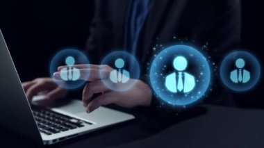 İş adamı, stratejik kararlar için değerli verileri çıkartarak arama motoru araştırması yapıyor. Kapsamlı araştırma ve SEO veri analizi için arama motorları kullanılıyor. Kullanıcı Kimliği