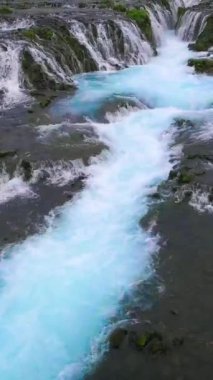 Brekkuskogur, İzlanda 'daki Bruarfoss şelalesinin insansız hava görüntüsü. Bruarfoss Şelalesi, İzlanda Altın Daire 'sini ziyaret eden turistleri çeken ünlü bir şelaledir..