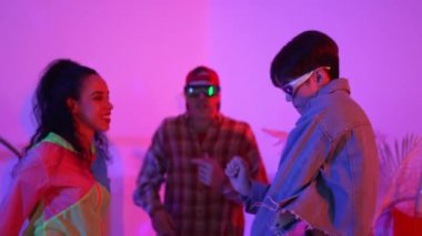 Çeşitli mutlu insanlar stüdyoda neon ışığı eşliğinde canlı müziğe geçiyorlar. Çekici hipster dans ederken Asyalı adam enerjik bir hareket sergilerken çok kültürlü takım tezahürat ve destek yapıyor. Mutluluk.