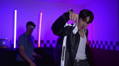 Kameranın önünde dans eden yetenekli break dansçı farklı arkadaşları pop ya da hip hop müziği dinlemek için arkada dans ediyor. Çekici performans ekibi kameraya doğru hareketli hareketler sergiliyor. Mutluluk.