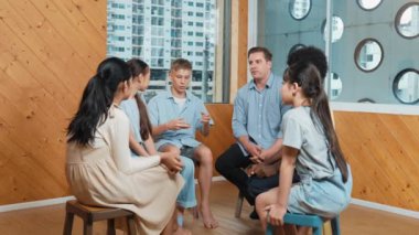 Grup terapisi sırasında çekici bir çocuk tecrübesini paylaşıyor. Etrafı çok kültürlü arkadaşlarla çevriliyken lise öğrencisi iyileşme sürecinden bahsediyor. Öğretim