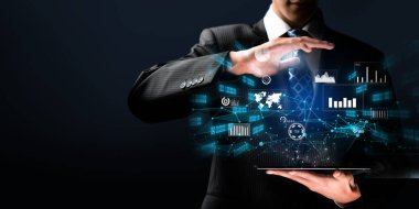 İş adamı, tahmin edilen büyük veri modellerinden gerçek zamanlı analizlere uzanan eğilimleri ve görüşleri ortaya çıkarmak için veri analizlerini derinlemesine inceleyerek, veri güdümlü kararların analitik endüstrileri nasıl ileri götürdüğünü öğrenir Faas