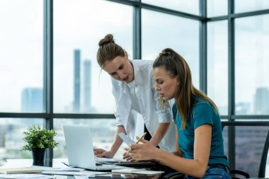 Profesyonel iş kadını, mali planı istatistiksel belge kullanarak tartışır. Modern ofiste beyin fırtınası yapan ve fikir paylaşan bir grup iş adamı. Birlikte çalışmak ve iş yapmak. İzleme.